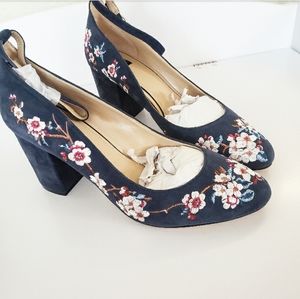 WHBM navy floral embroidered pumps new 10 …